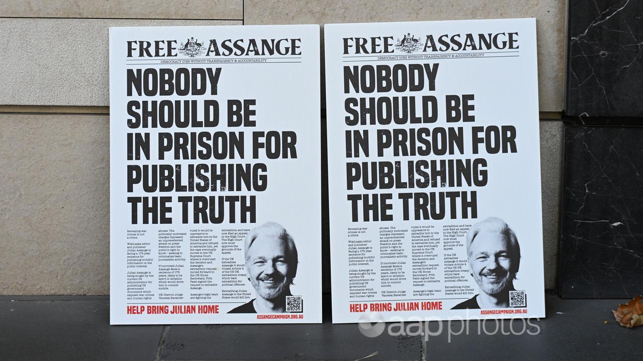 Free Julian Assange Placards